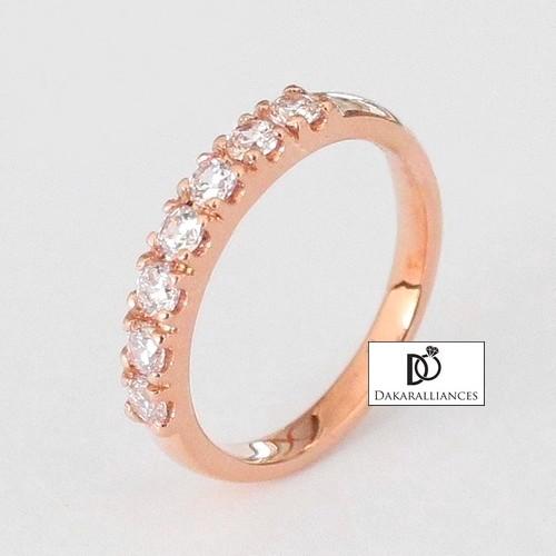 Alliance demi-tour zirconias, serti griffe, en or  rose 18 carats